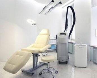 Meriv çawa Salonek ji bo Skinermê Laser Rejavenasyonê hilbijêrin